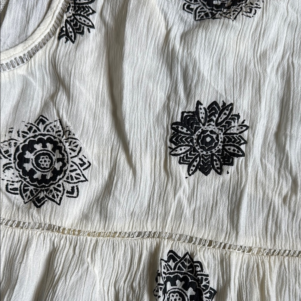 Live to be Spoiled top off white size M (F28) - Picture 6 of 6